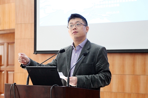 上海市政府发展研究中心主任、党组书记肖林作主旨发言