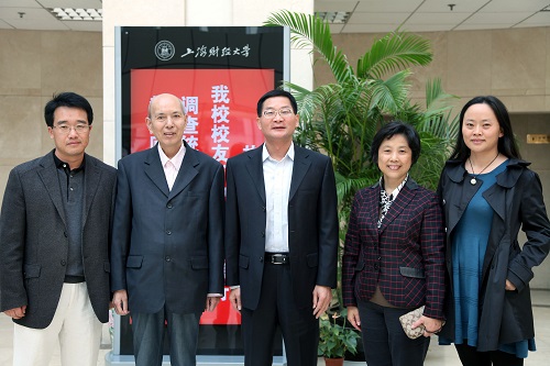 金融学院党委书记柳永明教授、常务副院长赵晓菊教授、副院长刘莉亚教授、银行系施兵超教授与盛松成合影