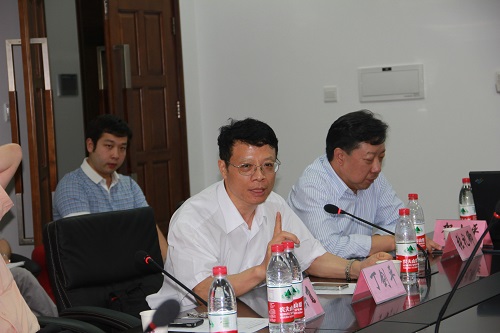 上海财经大学金融学院现代金融研究中心丁剑平教授主持研讨会