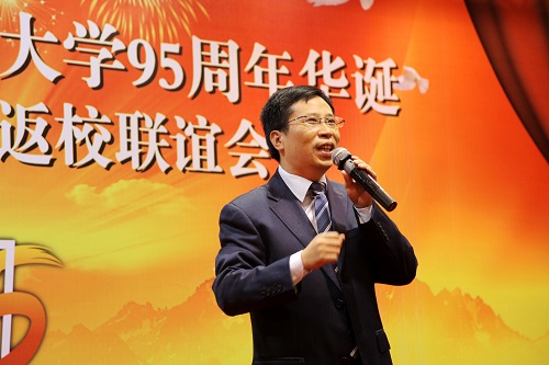 上海财经大学王洪卫副校长代表上海财经大学致辞