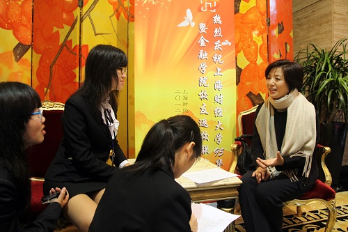 学生记者采访团在庆典当天采访金融学院校友