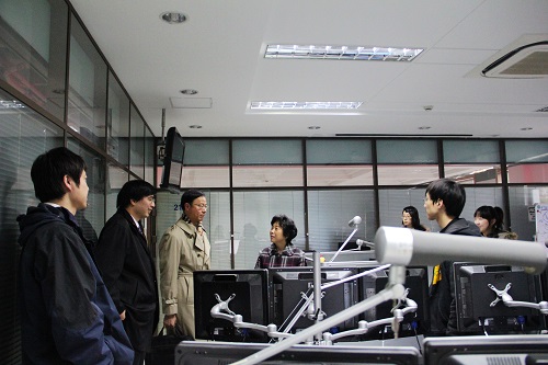 贝多广博士参观上海市重点金融实验室